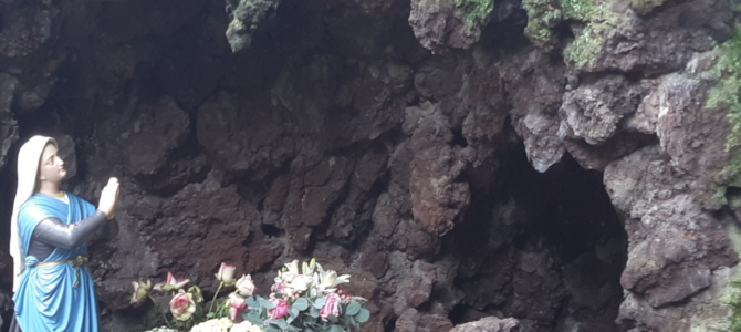 Lourdes-Grotte in Bedburg: Ein Ort der Ruhe – jetzt mit seniorengerechten Sitzmöglichkeiten